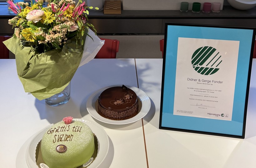 Diplom för Svanenmärkning av fonden Resilient World Small Cap samt tårta och blommor