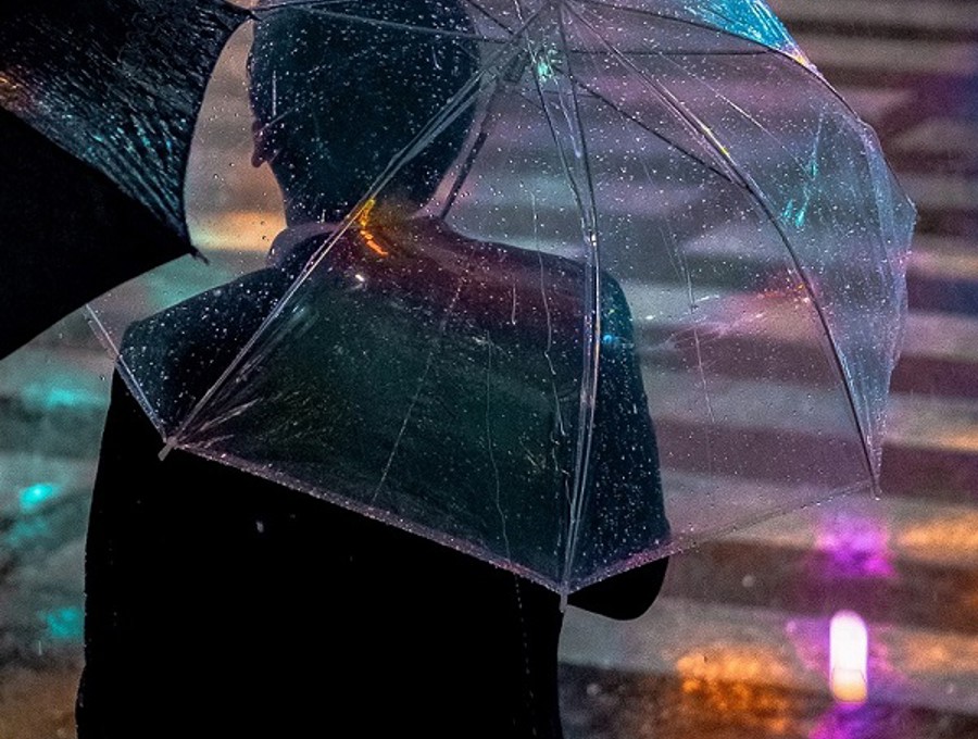 En person med paraply i regn