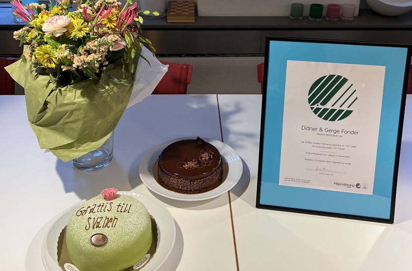 Diplom för Svanenmärkning av fonden Resilient World Small Cap samt tårta och blommor